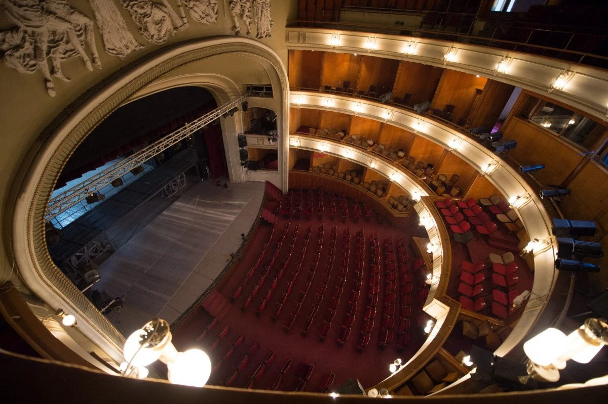 Spectacole suspendate la teatru