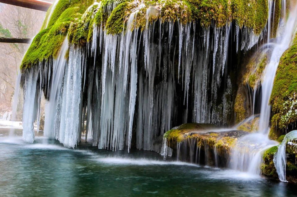 Spectacolul naturii, în plină desfășurare: Cascada Bigăr a înghețat