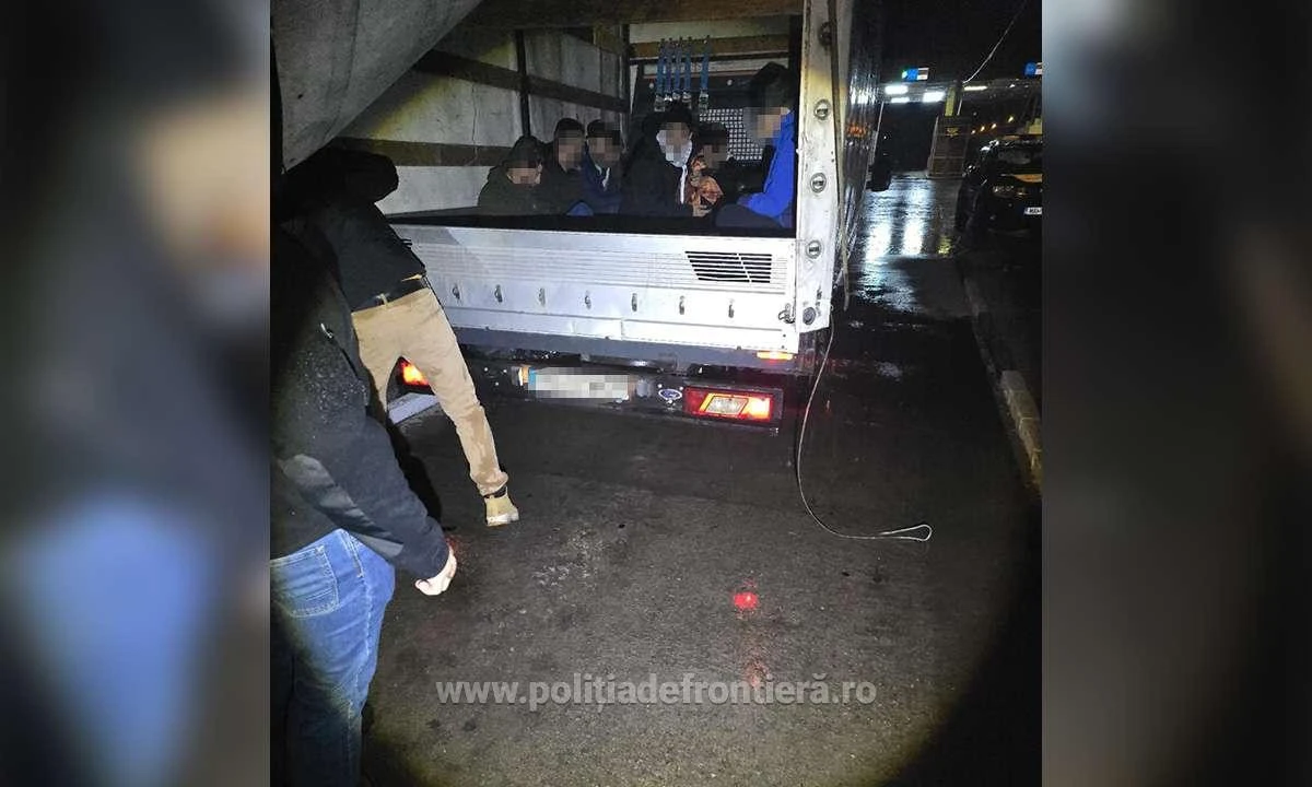 SPF Turnu: 18 refugiați, depistați într-o autoutilitară