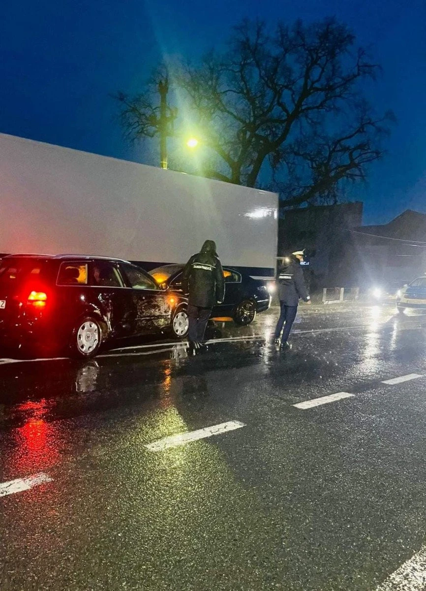Spirit civic și profesionalism: Doi jandarmi au intervenit la un accident rutier în Șimand