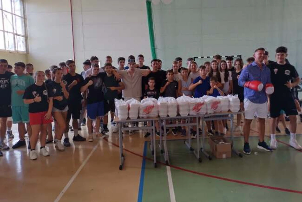 Sportivi de la 11 cluburi s-au aliniat la startul „Memorialului Barna Florian” la box