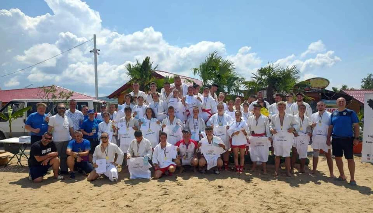 Sportivii combinatei Arad - Ghioroc au urcat pe podiumul naţional de sambo pe plajă (FOTO)