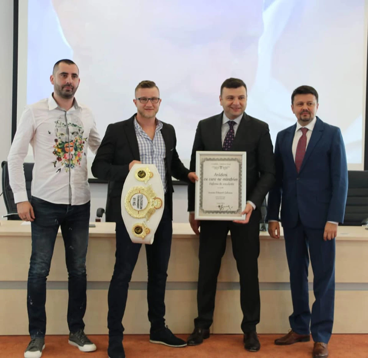 Sportivul Eduard Gafencu a primit diploma „Arădeni cu care ne mândrim”