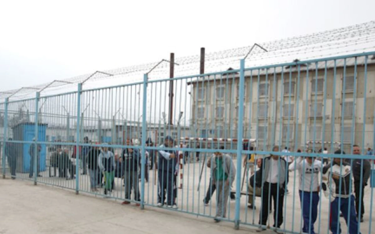 Stand-up comedy pentru deţinuţii din Penitenciarul Arad