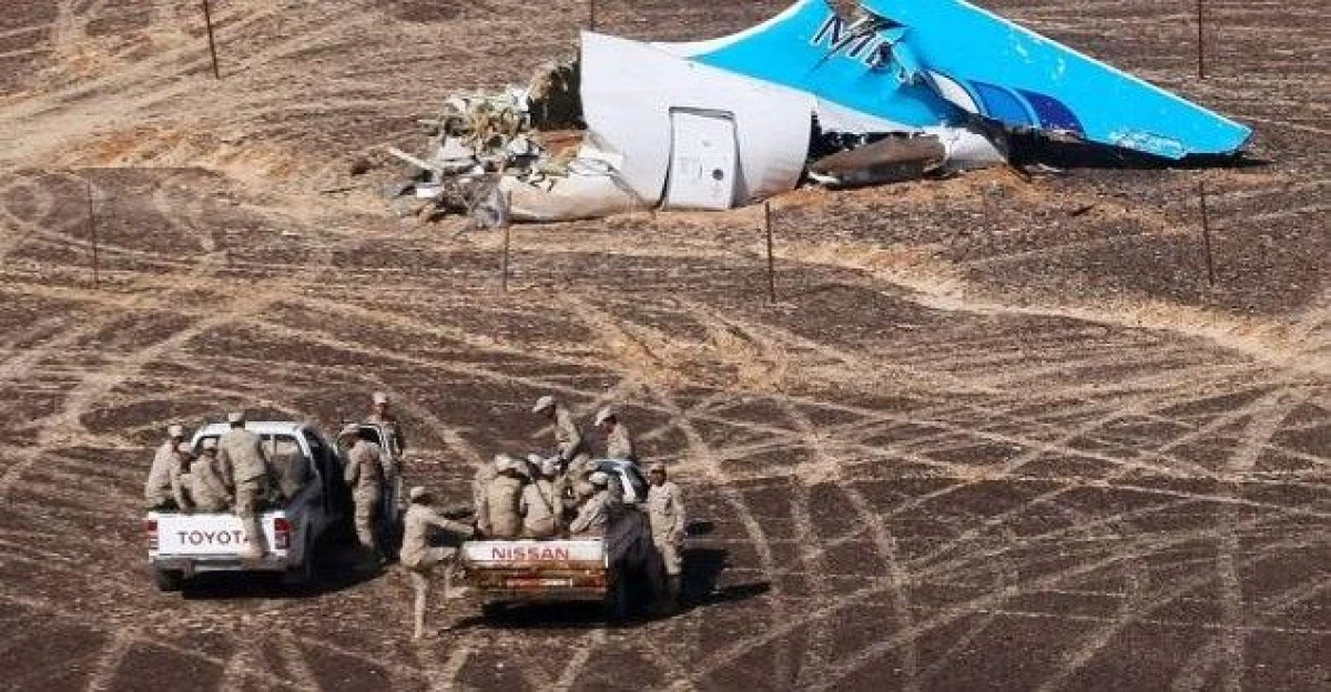 STATUL ISLAMIC A FACUT PUBLICE IMAGINI CU BOMBA CARE A PROVOCAT PRABUSIREA UNUI AVION IN EGIPT