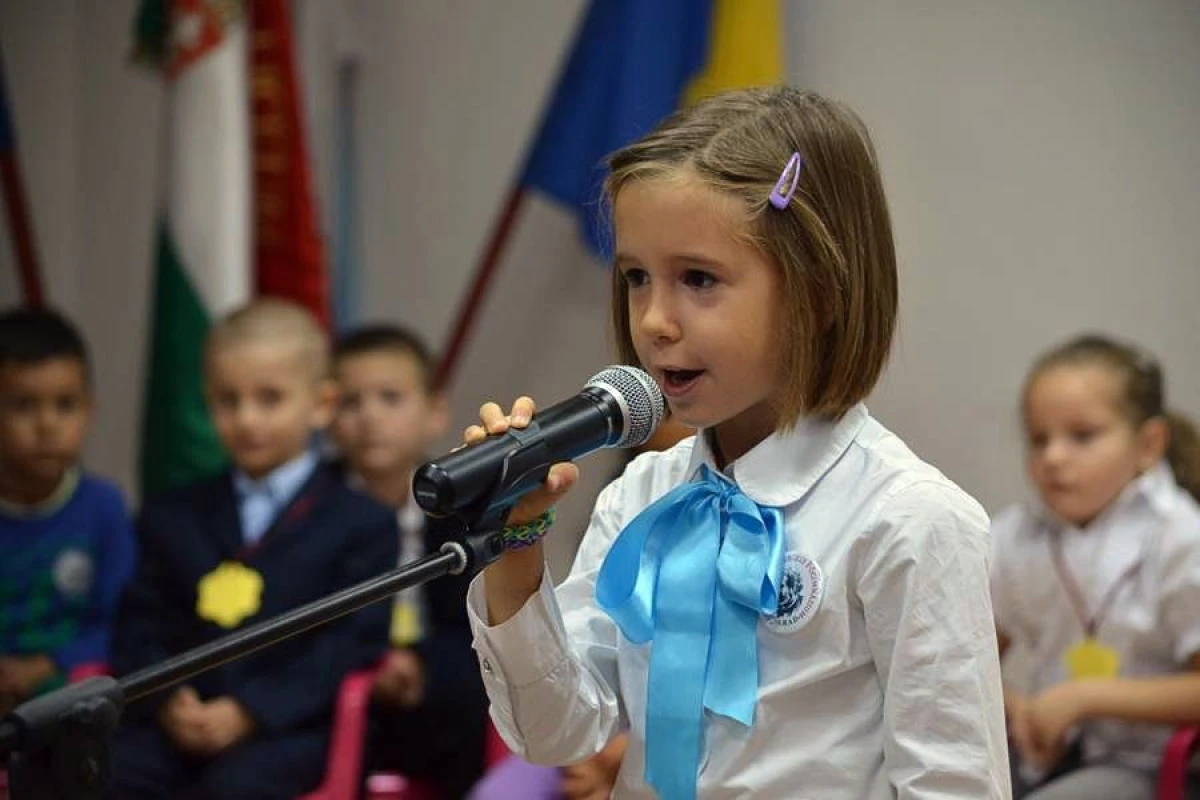 STEAGUL UNGARIEI, ARBORAT LA DESCHIDEREA ANULUI SCOLAR LA CSIKY GERGELY
