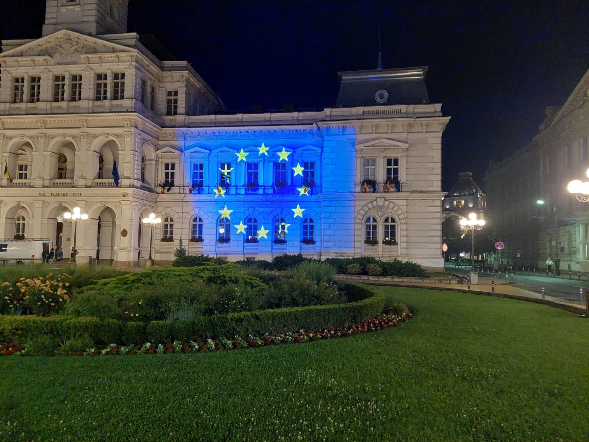 Steagul Uniunii Europene, proiectat pe clădirea Primăriei