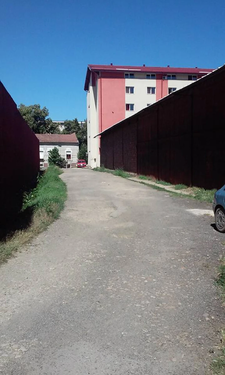 Strada fără nume, lăsată de administraţia Falcă şi fără asfalt