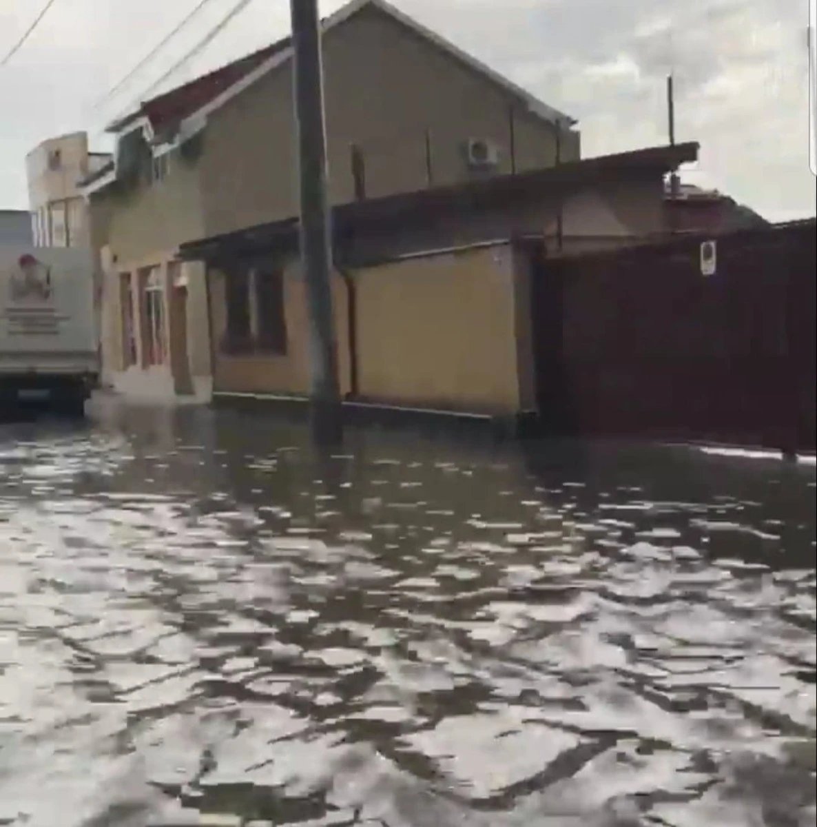 Străzi inundate și copaci rupți, în urma furtunii de astăzi din Arad