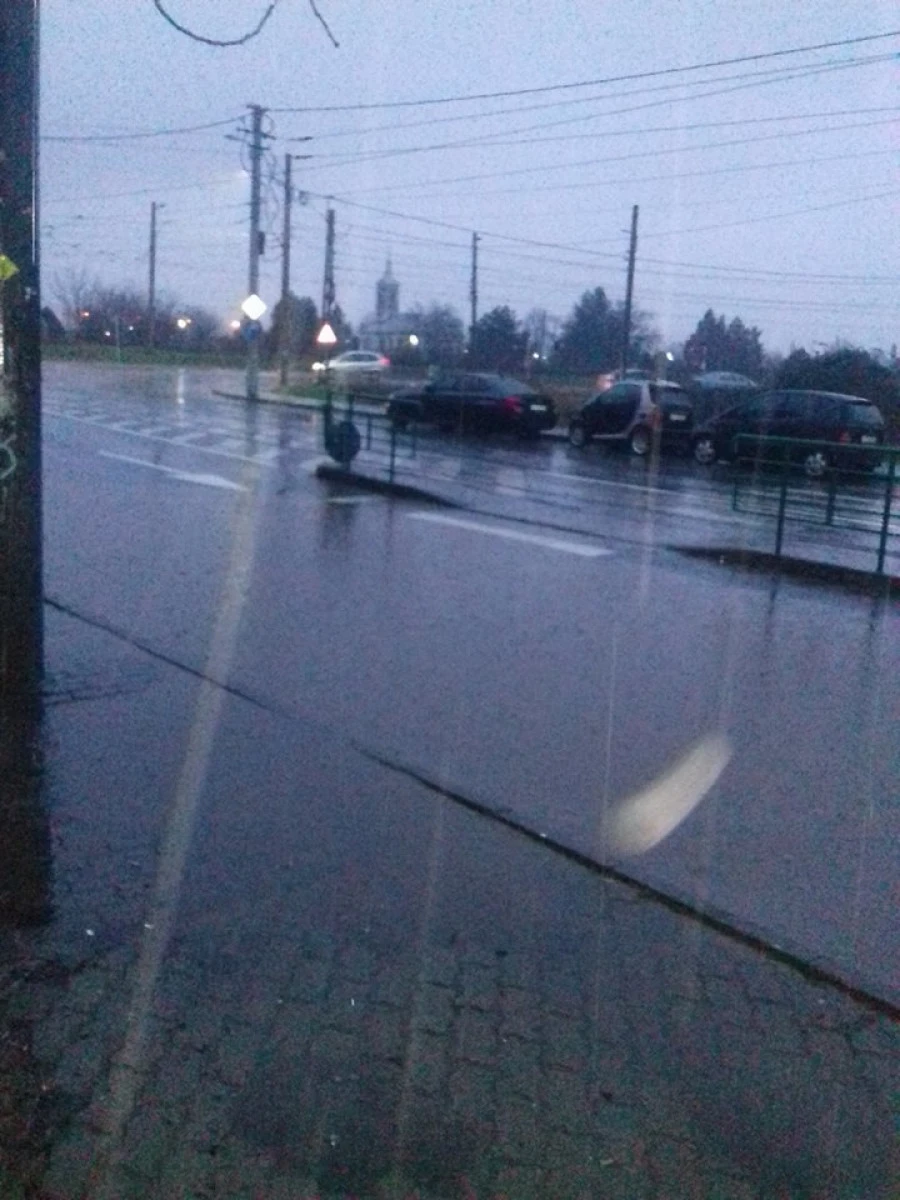 Străzile Aradului sunt pline de bălţi, în urma asfaltărilor „bine făcute” (FOTO)