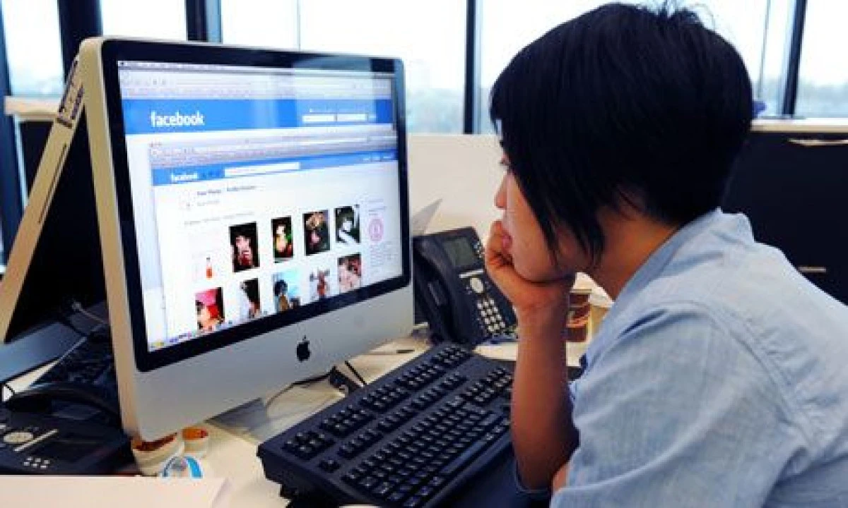 STUDIU: CUPLURILE CARE AU TENDINTA SA ISI AFISEZE RELATIA PE FACEBOOK DUREAZA MAI MULT
