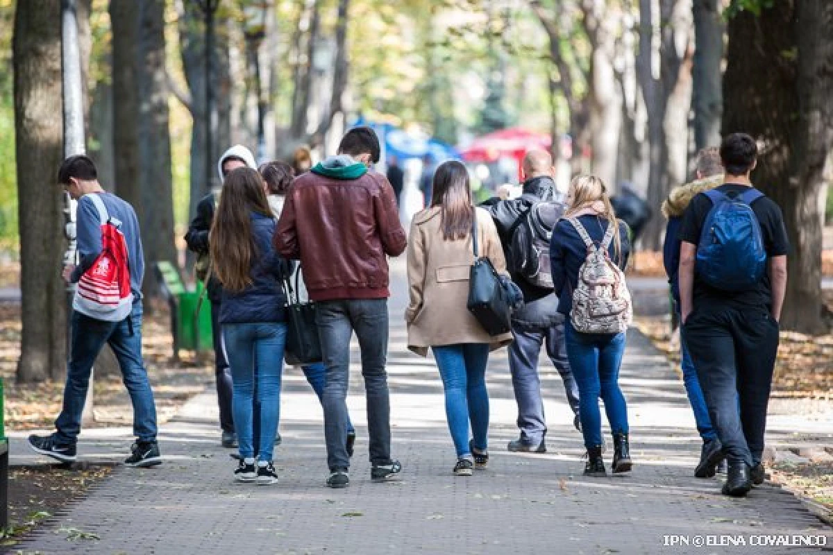 Studiu: Majoritatea tinerilor vor să plece din România
