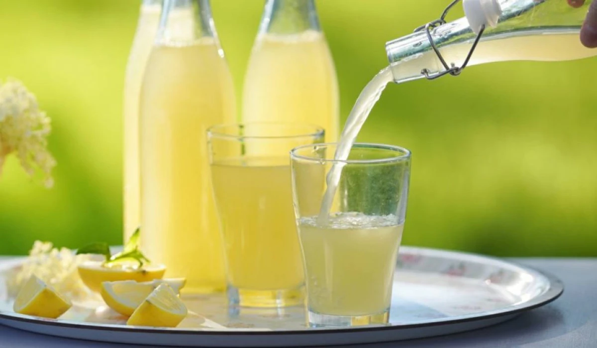 Sucul natural care îi poate lăsa pe șoferi fără permis. Un polițist a demonstrat cât alcool produce în aerul expirat