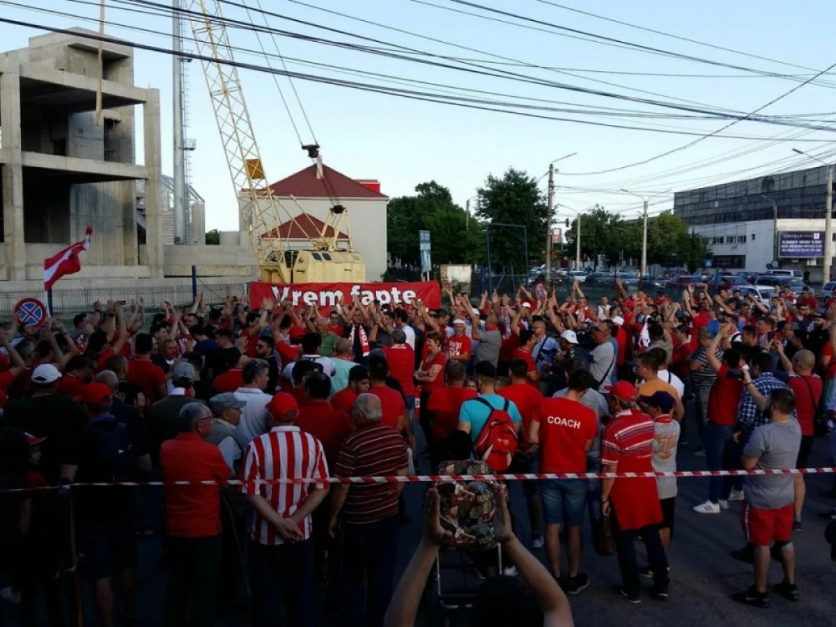 Suporterii au ˝inaugurat˝ stadionul, iar mesajul e „Falcă, pleacă din Arad!” (FOTO)