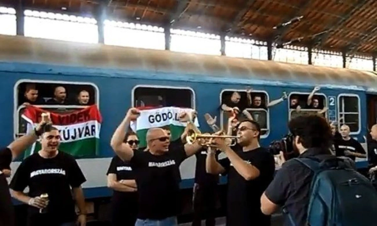 SUPORTERII UNGURI AU ARUNCAT CU PETARDE SI CUTII DE BERE IN GARA DIN ARAD