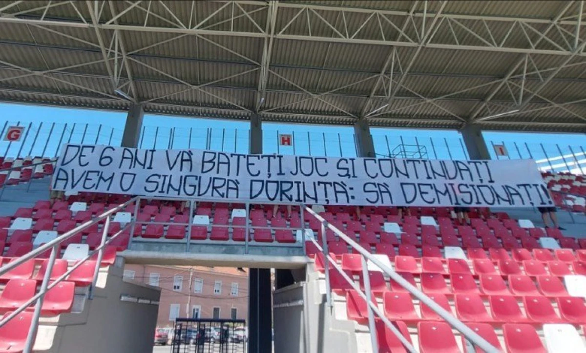 Suporterii UTA-ei cer demisii din peluza stadionului: ”De 6 ani vă bateți joc și continuați…”