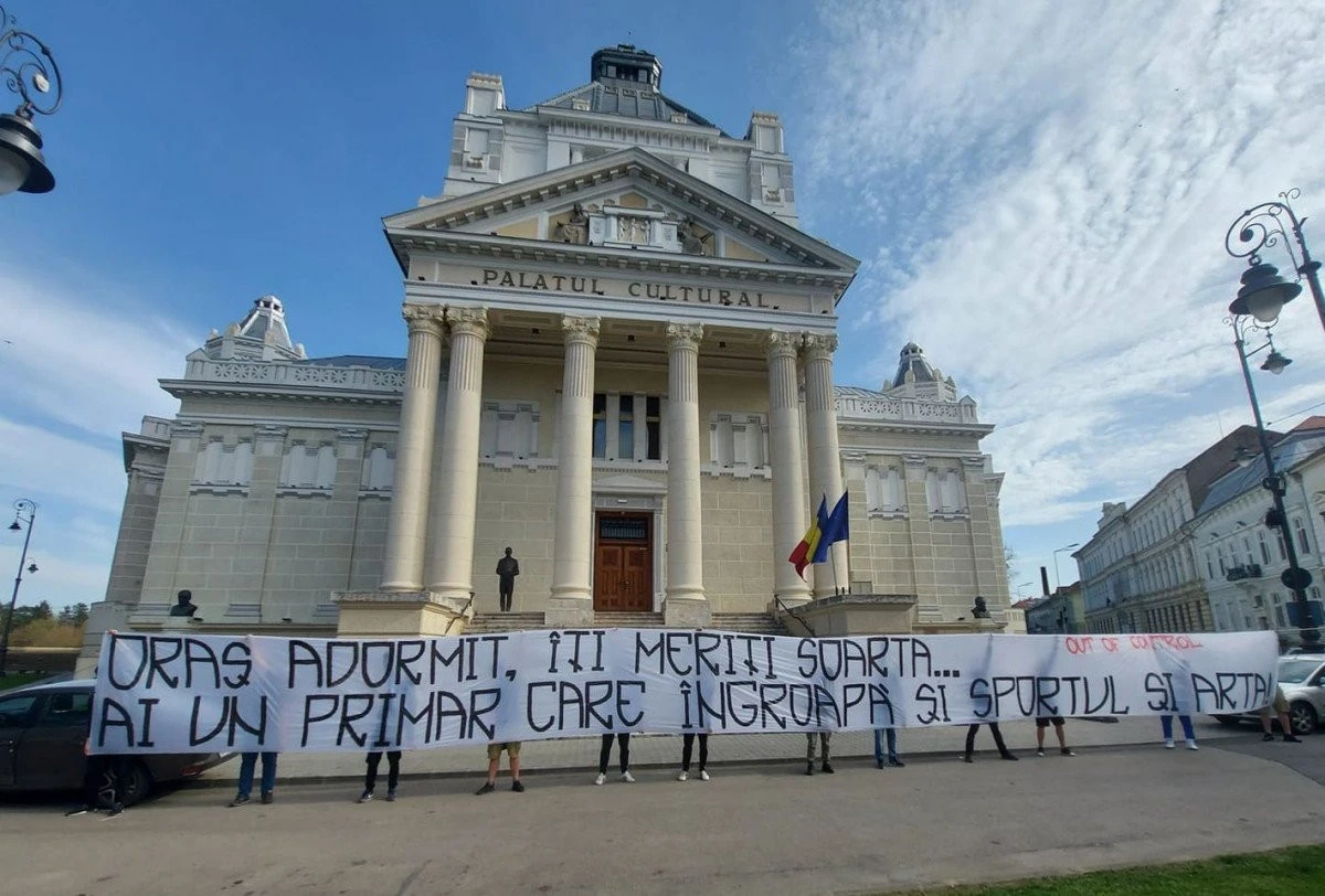 Suporterii UTA-ei îi sprijină „până la moarte" pe artiștii Filarmonicii! Valorile Aradului nu au voie să fie distruse