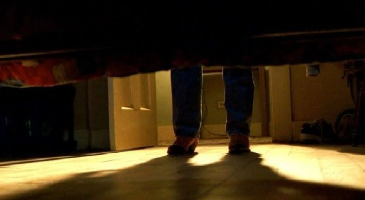 Surpriza avută de un bărbat după ce a cumpărat un apartament. Ce era sub pat