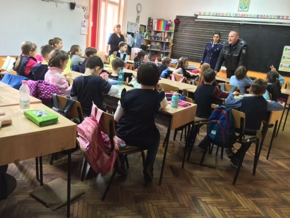 SUTE DE ELEVI ARĂDENI AU PARTICIPAT LA PROGRAMUL „ȘCOALA SIGURANȚEI TEDI”