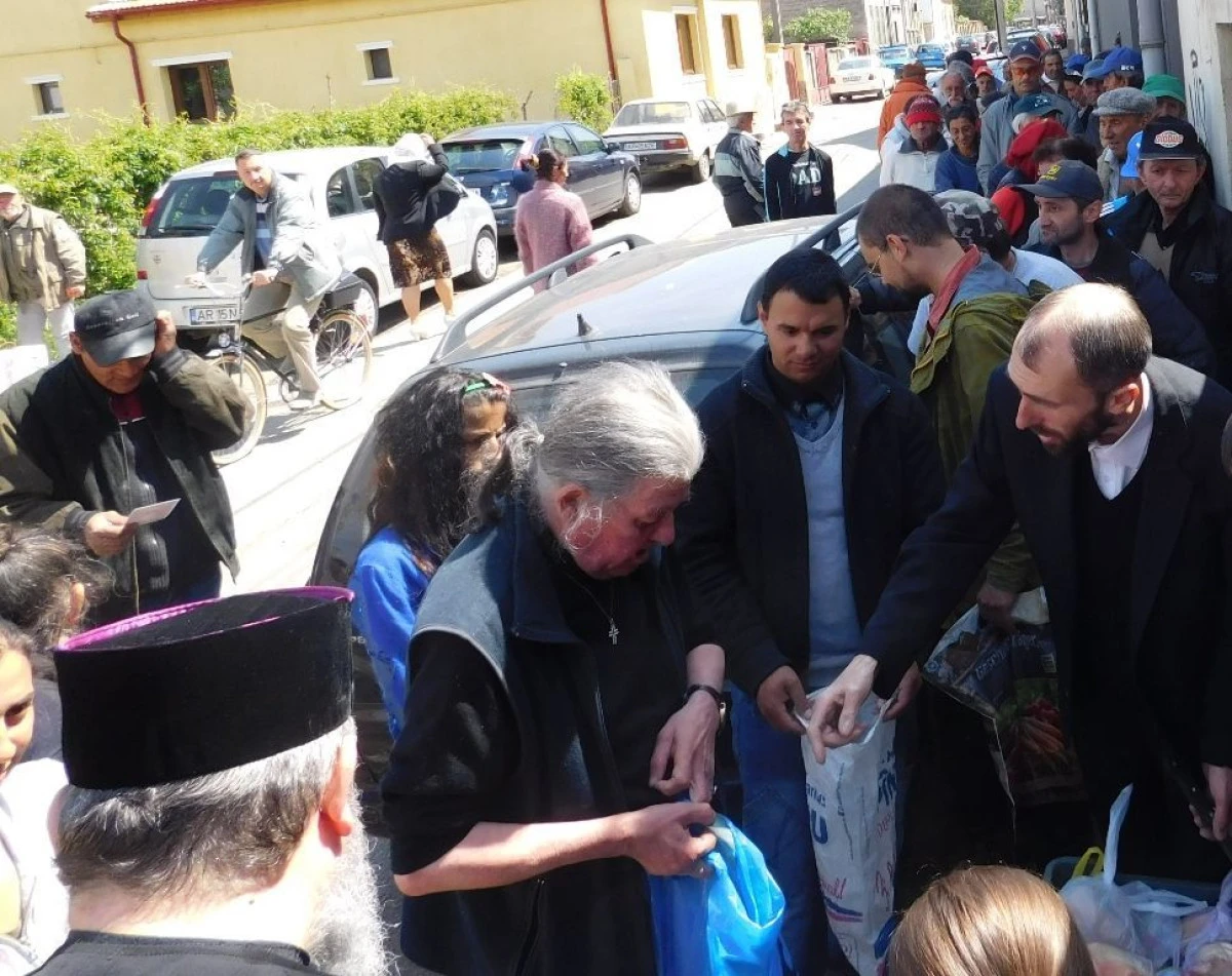 SUTE DE FAMILII AU PRIMIT PACHETE CU ALIMENTE, DE PAȘTI