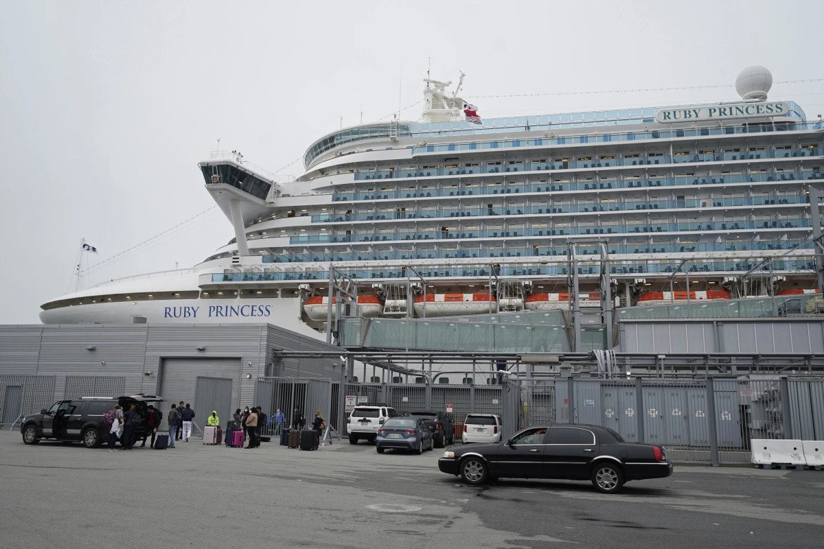 Sute de î​mbolnăviri misterioase la bordul luxoasei nave de croazieră Ruby Princess