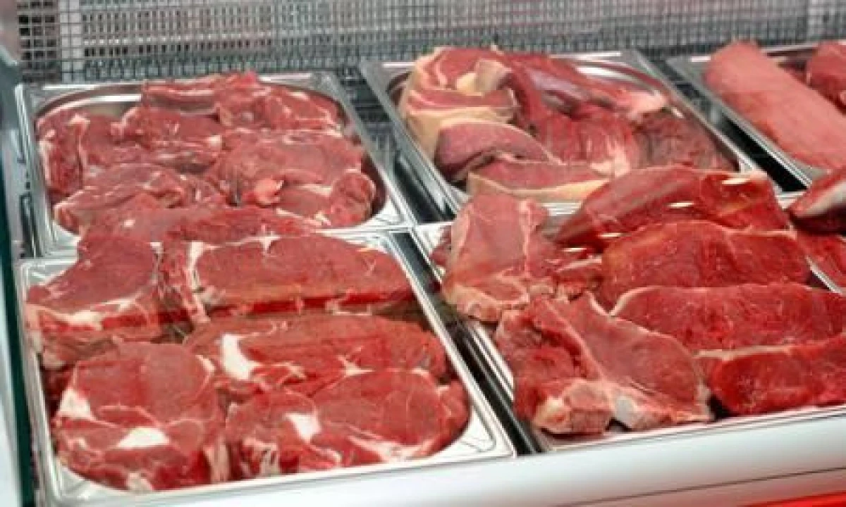 Sute de kilograme de carne cu antibiotice, descoperite în magazine