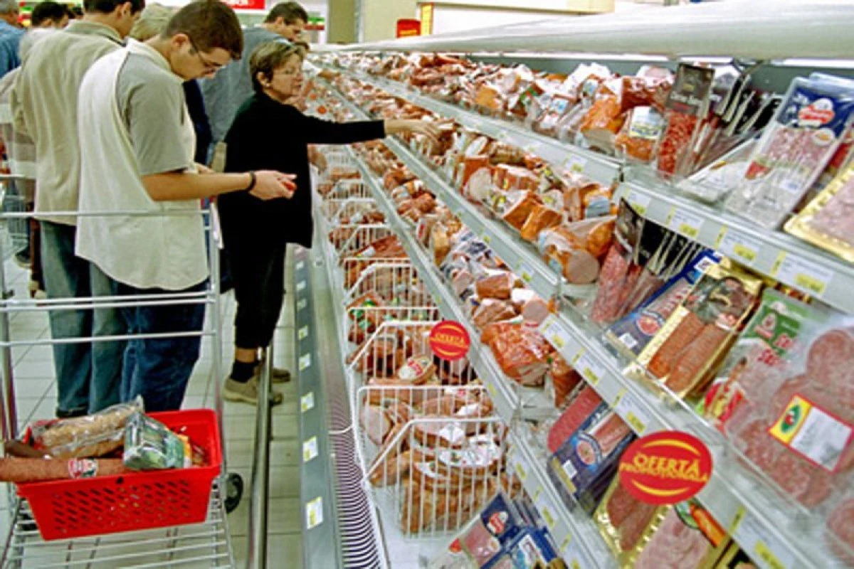 Sute de kilograme de mezeluri au fost retrase din unele magazine din Arad
