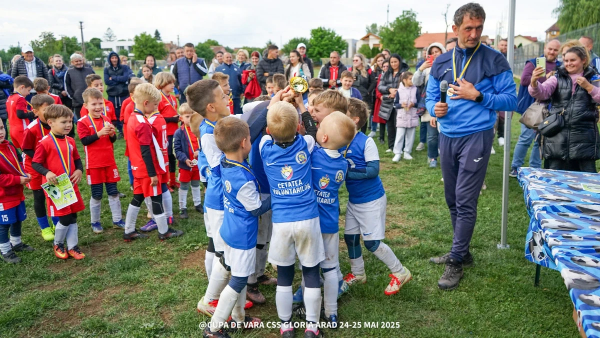 Sute de mici fotbaliști s-au întrecut la Cupa de Vară CSȘ Gloria, două trofee au rămas la Arad! (FOTO)