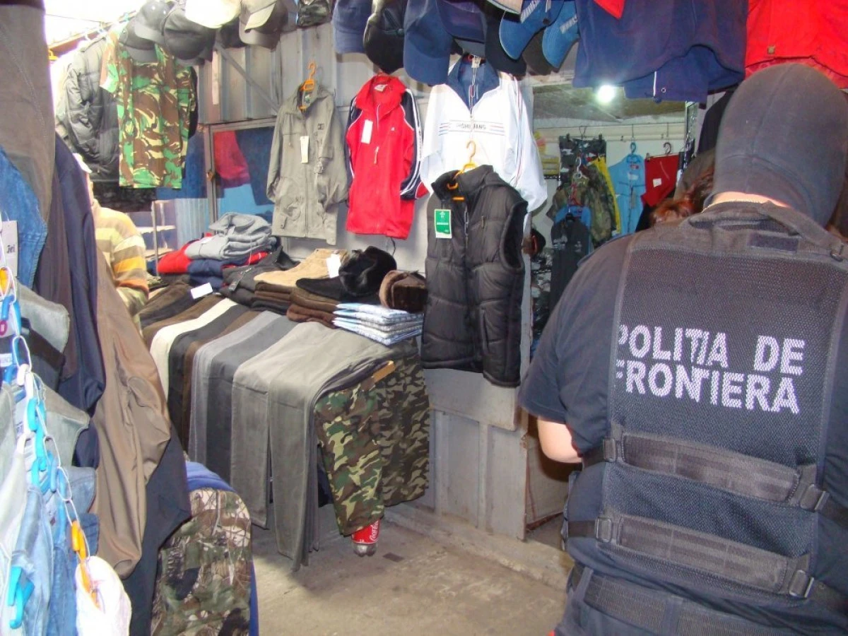 Sute de mii de articole de îmbrăcăminte, cosmetice și jucării contrafăcute, confiscate de poliștii de frontieră în 2019