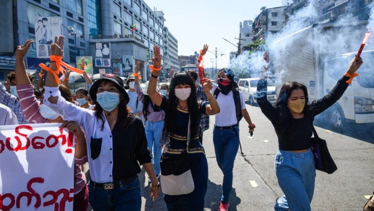 Sute de părinți din Myanmar își reneagă public copiii disidenți