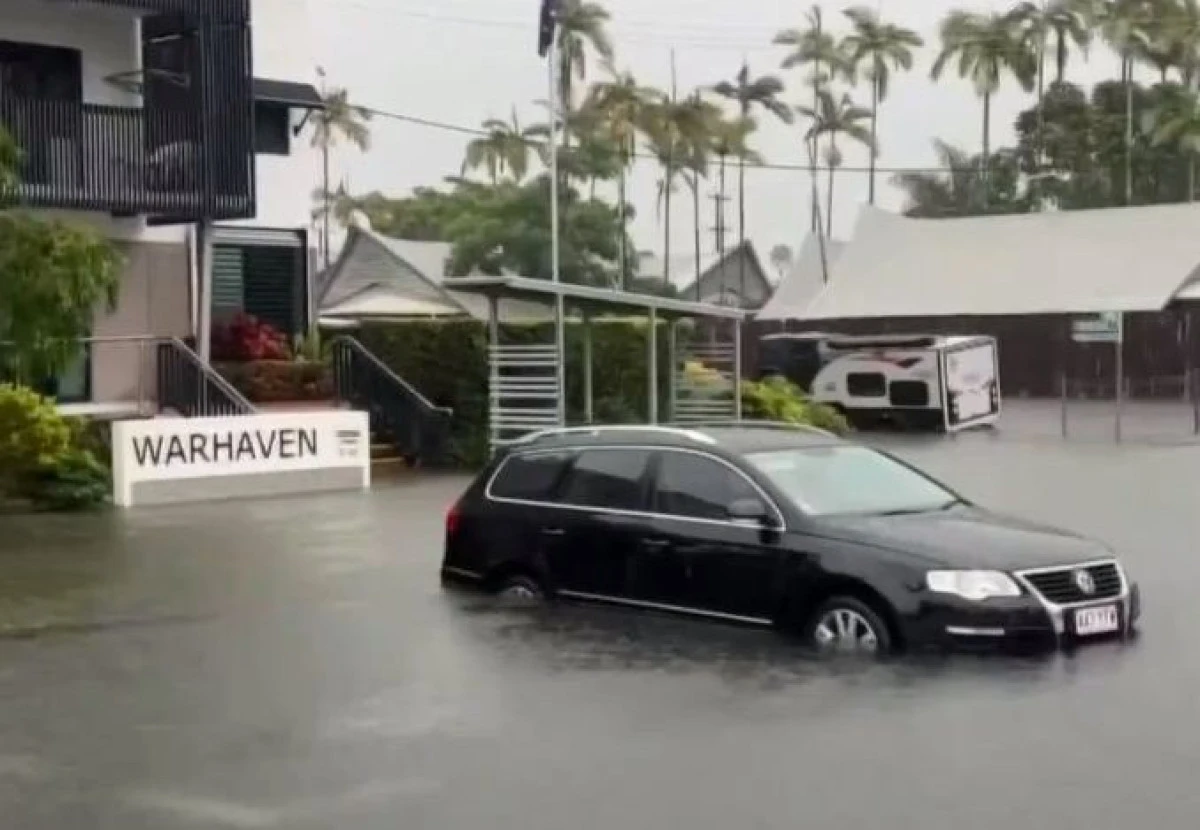 Sute de persoane evacuate din cauza inundaţiilor din nord-estul Australiei Inundații în Australia