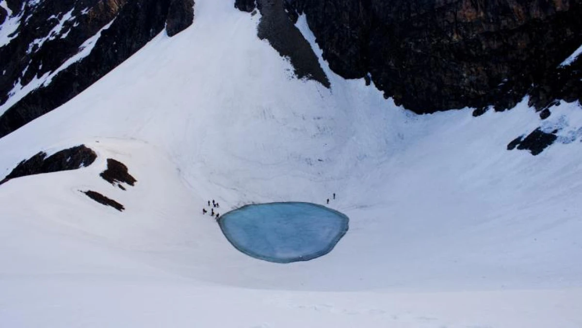 Sute de schelete umane, descoperite într-un lac aflat la peste 5.000 de metri altitudine