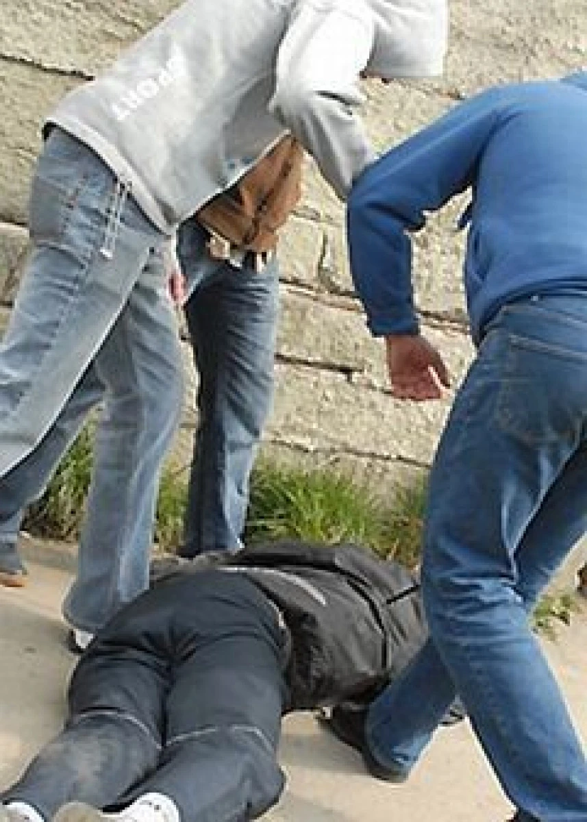 TALHARIE IN PLINA STRADA LA FELNAC. TREI INDIVIZI AU BATUT UN TANAR SI I-AU FURAT BANII