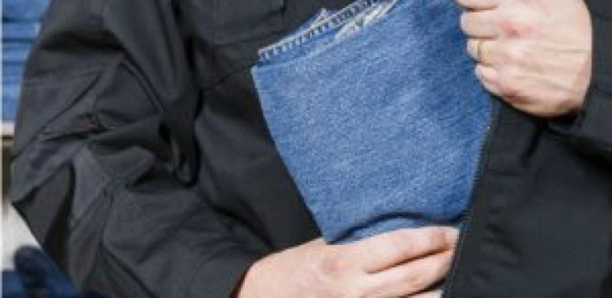 Tânăr de 19 ani, prins în timp ce fura haine dintr-un magazin din municipiu