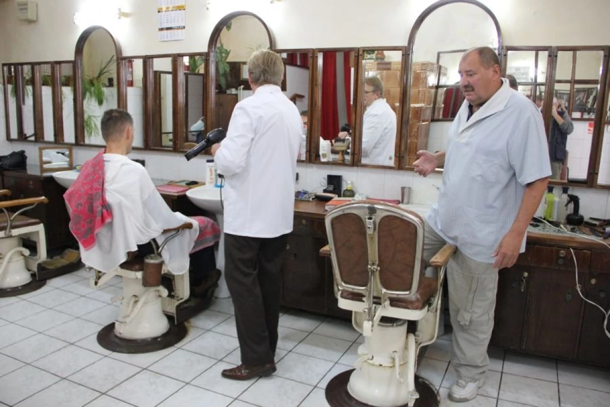 Tânăr de 24 de ani a furat din frizerie