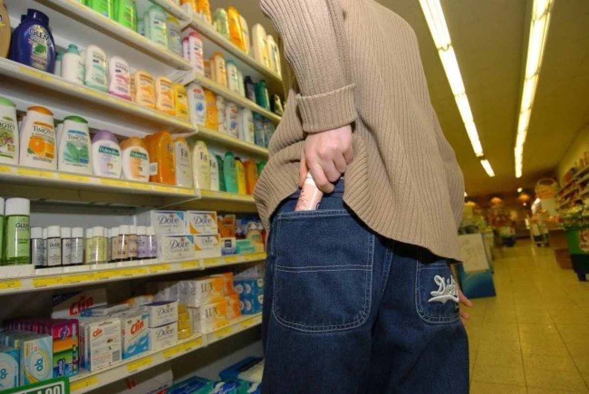 Tânăr din Felnac, cercetat pentru furt de produse cosmetice