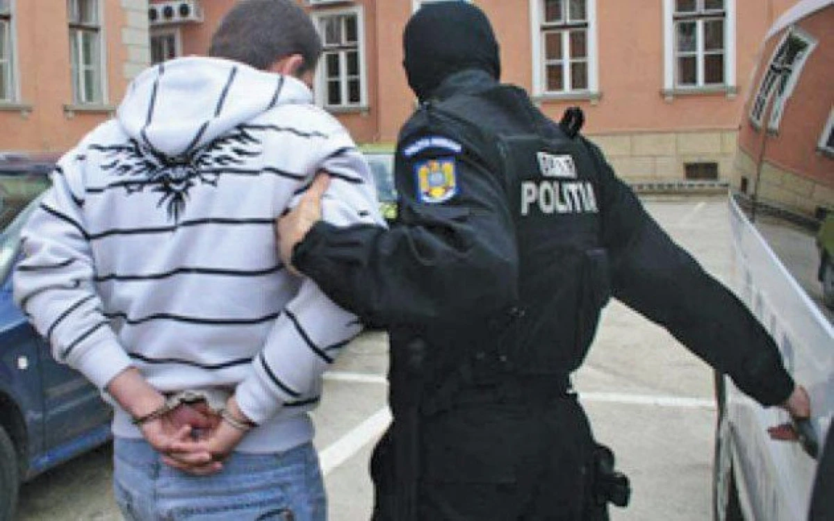 Tânăr din Zăbrani, reținut de polițiști pentru conducere fără permis