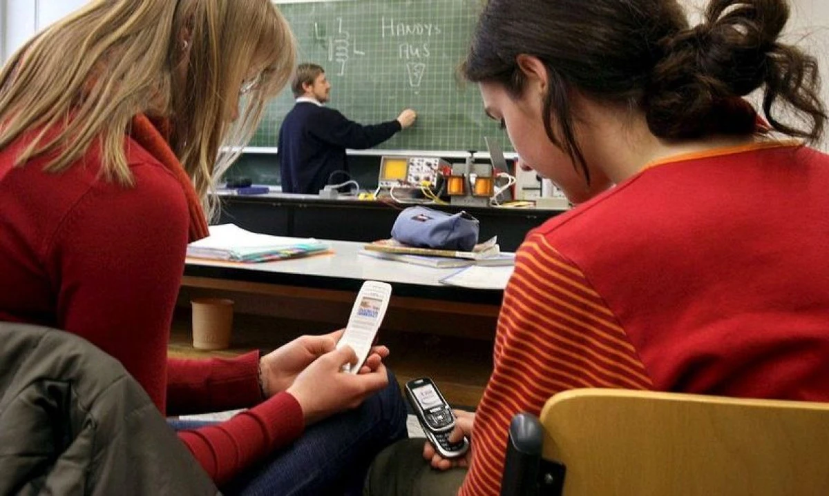 Țara care a interzis telefoanele mobile în școlile primare și generale