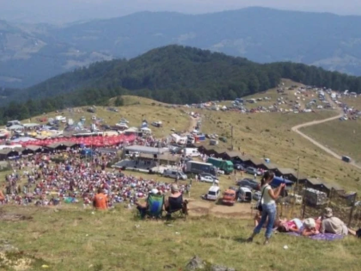 Târgul de Fete de pe Muntele Găina se reinventează. În premieră, va găzdui festivalul Găina Vibes