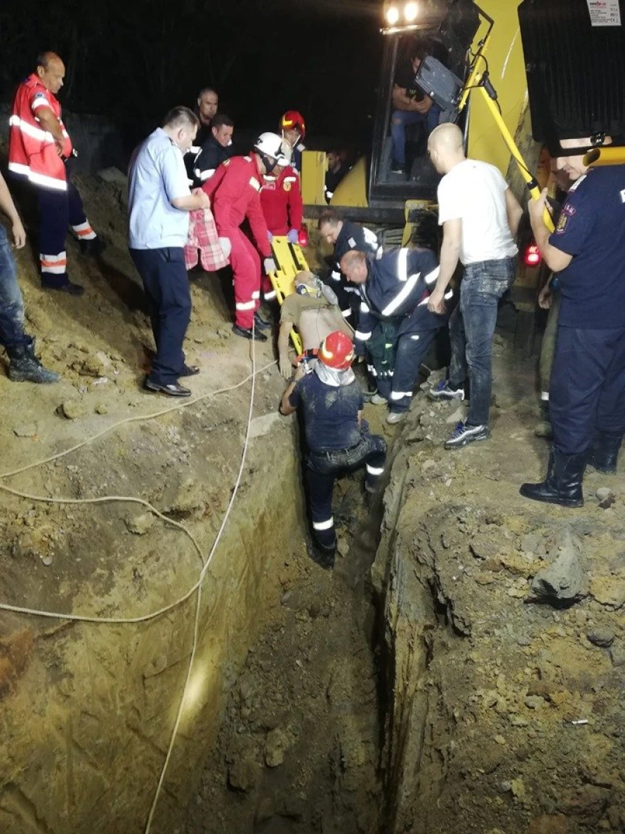 Tatăl unui pompier din Gurahonț, salvat după ce un mal de pământ s-a prăbușit peste el