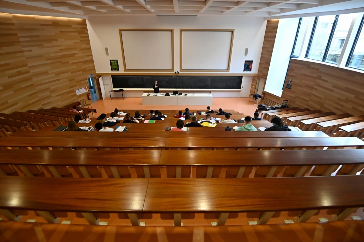 Taxe duble la unele facultăți. Școlarizarea poate ajunge la 10.000 de lei pe an