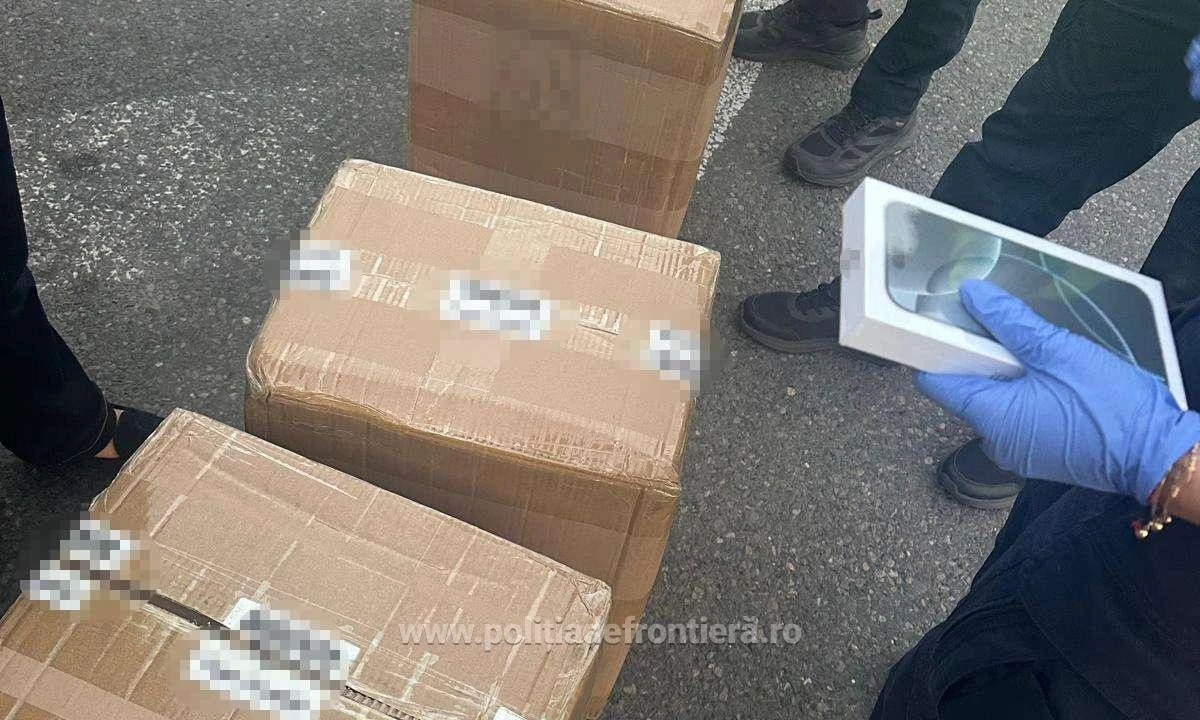 Telefoane mobile contrafăcute, în valoare de peste trei milioane de lei, descoperite de polițiștii de frontieră de la Nădlac