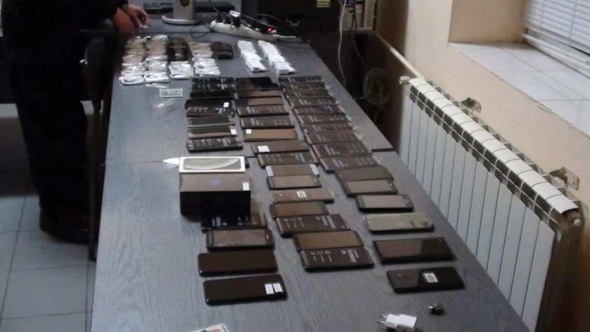 Telefoane mobile în valoare de peste 50.000 lei, confiscate de jandarmii arădeni
