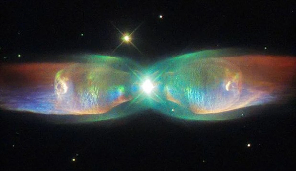 TELESCOPUL HUBBLE A CAPTURAT O IMAGINE ASEMANATOARE UNUI FLUTURE COSMIC