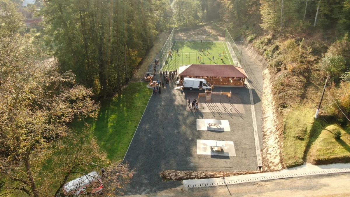 Teren de sport multifuncțional și terasă acoperită, inaugurate la Căsoaia