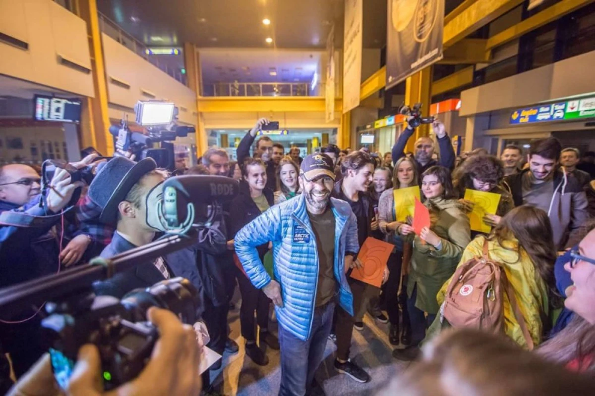 Tibi Ușeriu s-a întors acasă! Zeci de persoane l-au întâmpinat la aeroport