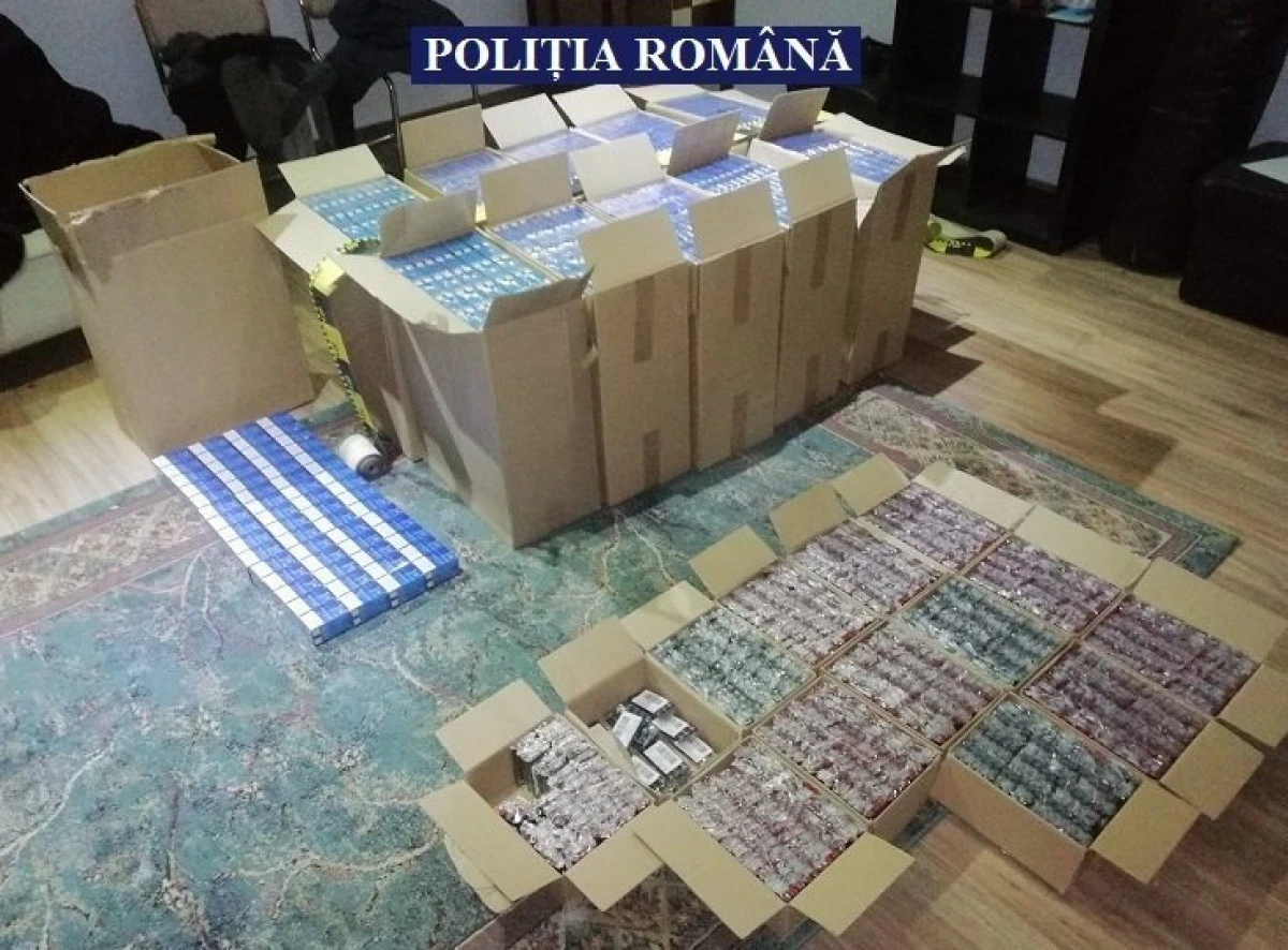 Țigări, arme și rujuri de contrabandă, confiscate în urma unei percheziții în Cuvin