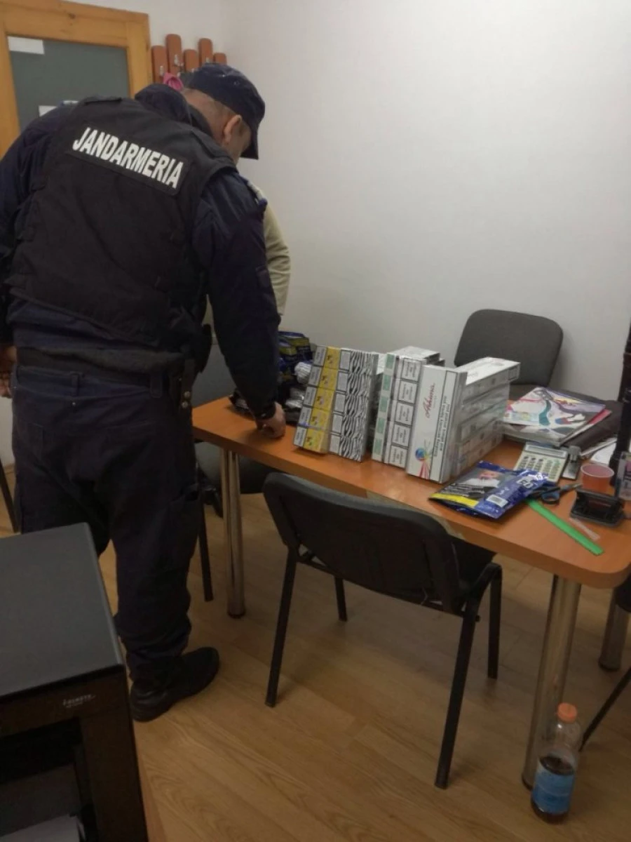 Țigări de contrabandă și materiale pirotehnice confiscate de jandarmii arădeni   