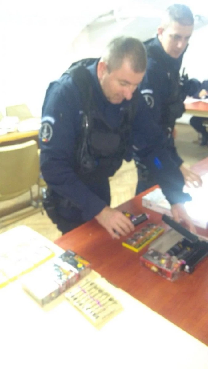 Țigări de contrabandă și materiale pirotehnice, confiscate de jandarmii arădeni   