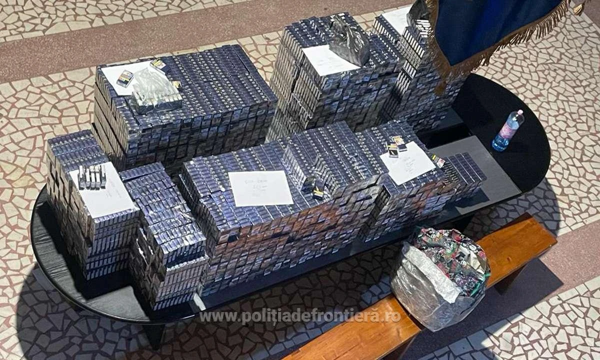 Țigări în valoare de 190.000 de lei, descoperite într-un microbuz la P.T.F. Nădlac II